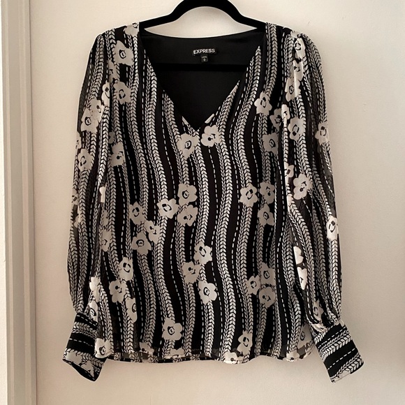 Express Tops - 🖤 Express Floral V-neck Top 🖤